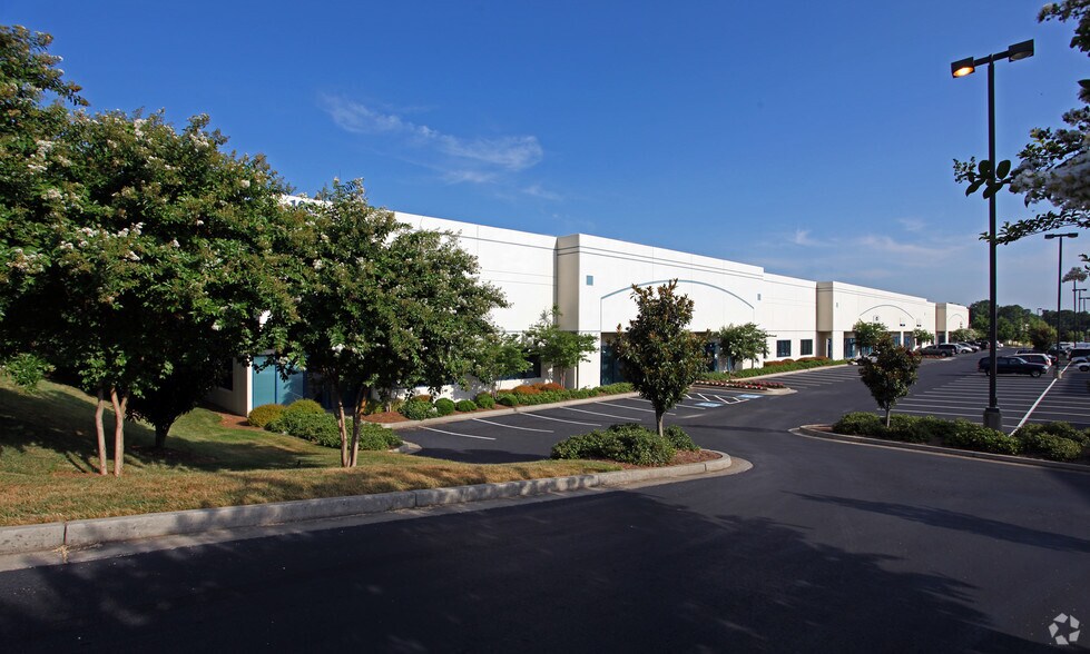 More Photos Of 105 Forest Pky, Forest Park Warehouse For Lease