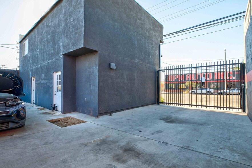 More Photos Of 11686 Sheldon St, Sun Valley Warehouse For Lease