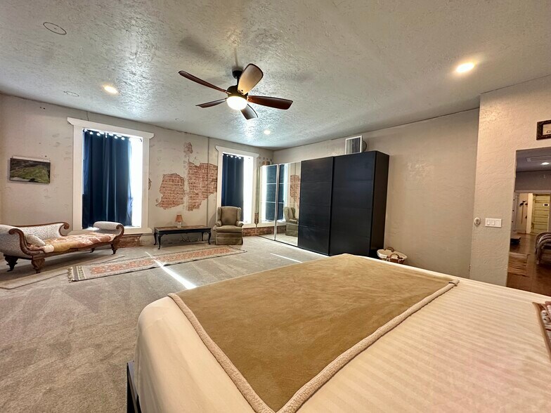 More Photos Of 101 N Waggoner St, Electra Flex For Sale