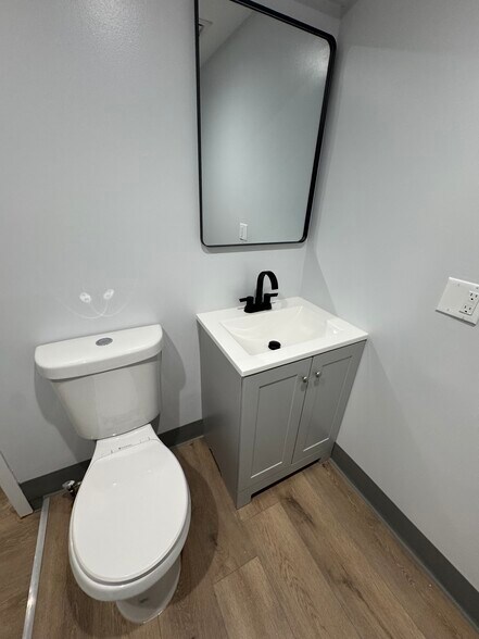 More Photos Of 21604 Union Tpke, Hollis Hills Office For Sale