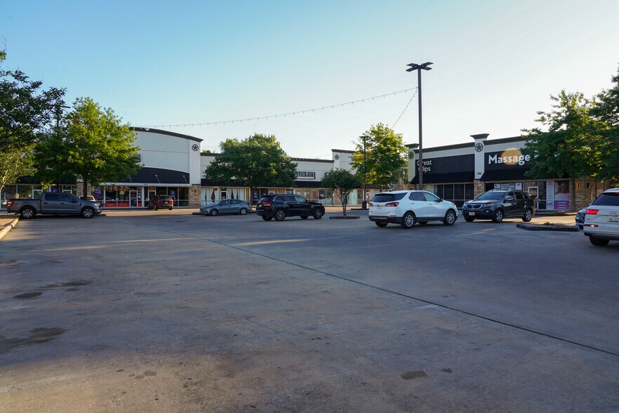 More Photos Of 1352-1368 W 43rd St, Houston Unknown For Lease