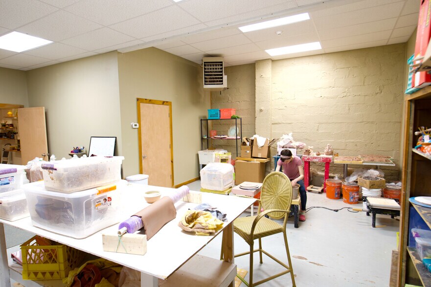 More Photos Of 510-538 State St, Rochester Showroom For Lease