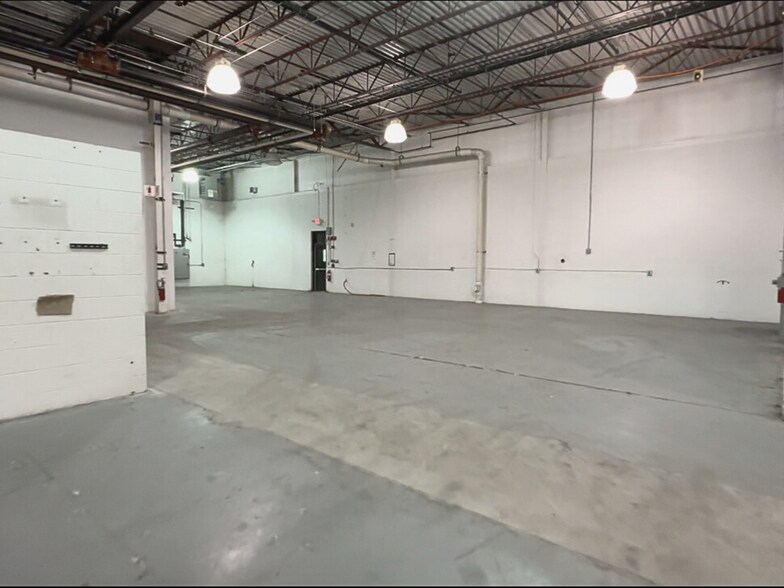 More Photos Of 15203 S Commerce Dr, Dearborn Manufacturing For Lease