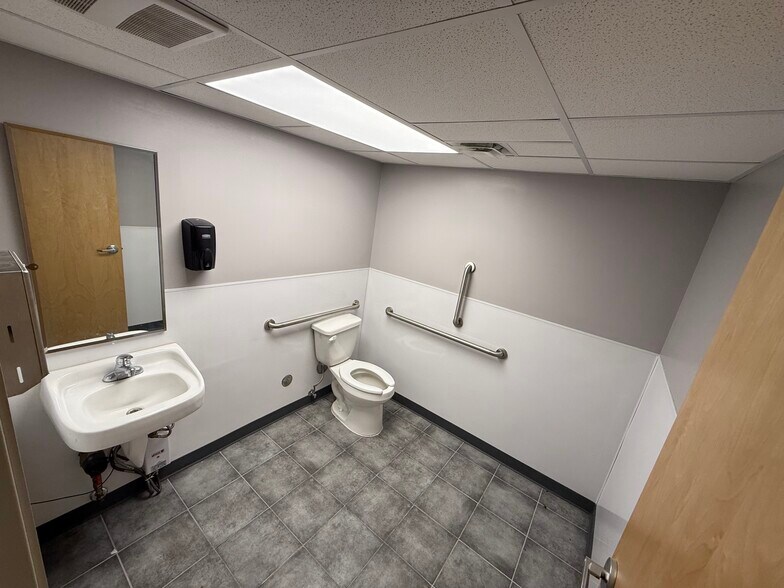 More Photos Of 2512 W Pecan St, Pflugerville General Retail For Sale