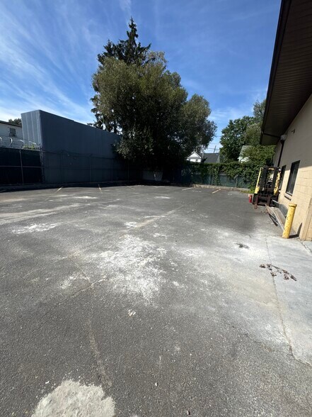 More Photos Of 234 Grandview Ave, Staten Island Warehouse For Lease