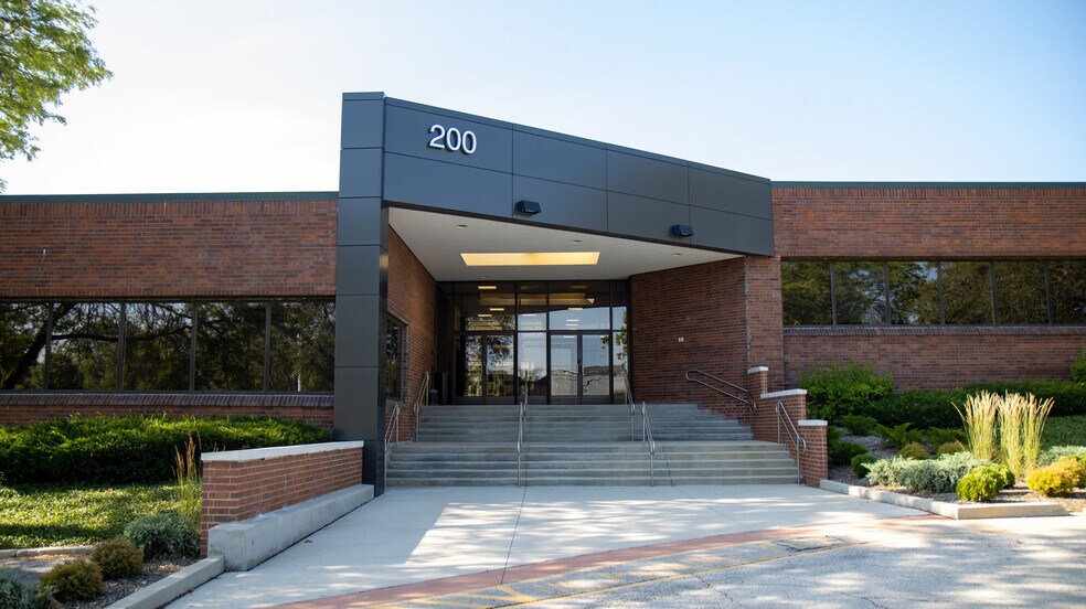 More Photos Of 200 W 22nd St, Lombard Unknown For Lease