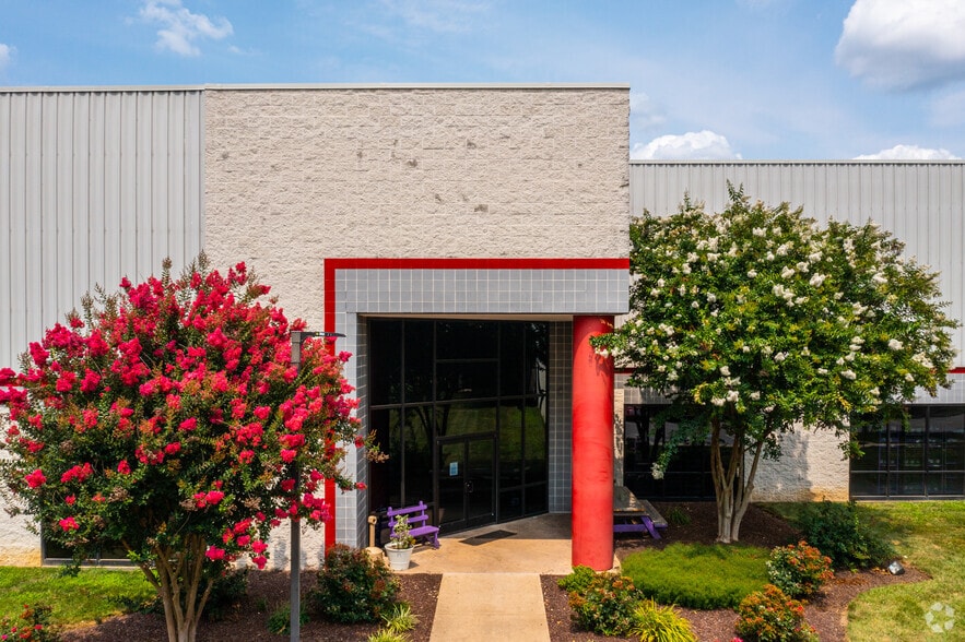 More Photos Of 500-514 Interchange Blvd, Newark Unknown For Lease