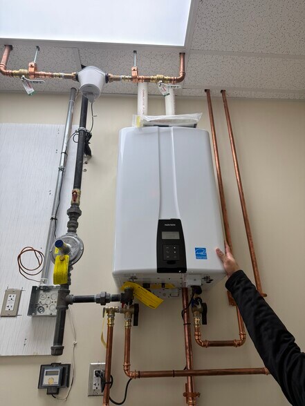 More Photos Of 900 Eisenhower Blvd, Harrisburg Storefront For Lease