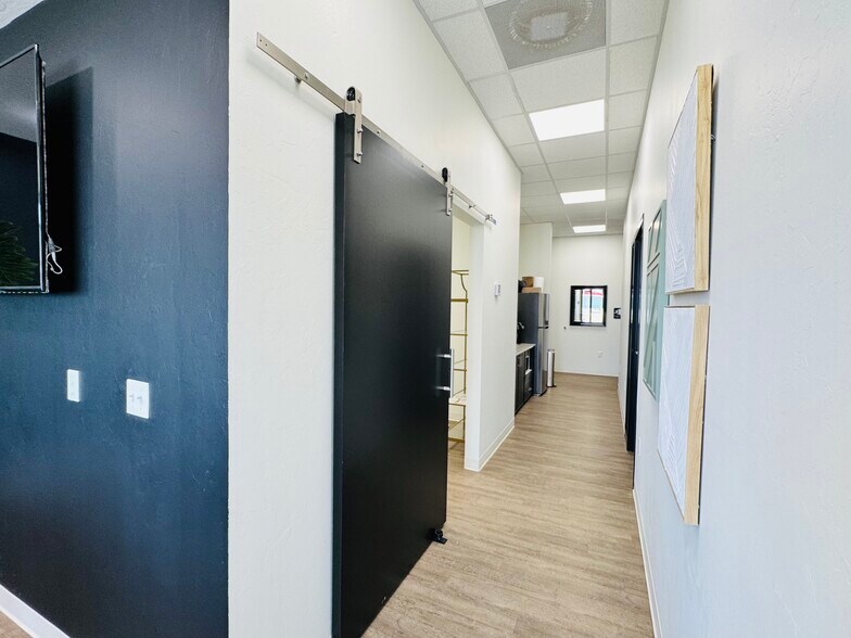 More Photos Of 901 E Main St, Yukon General Retail For Lease