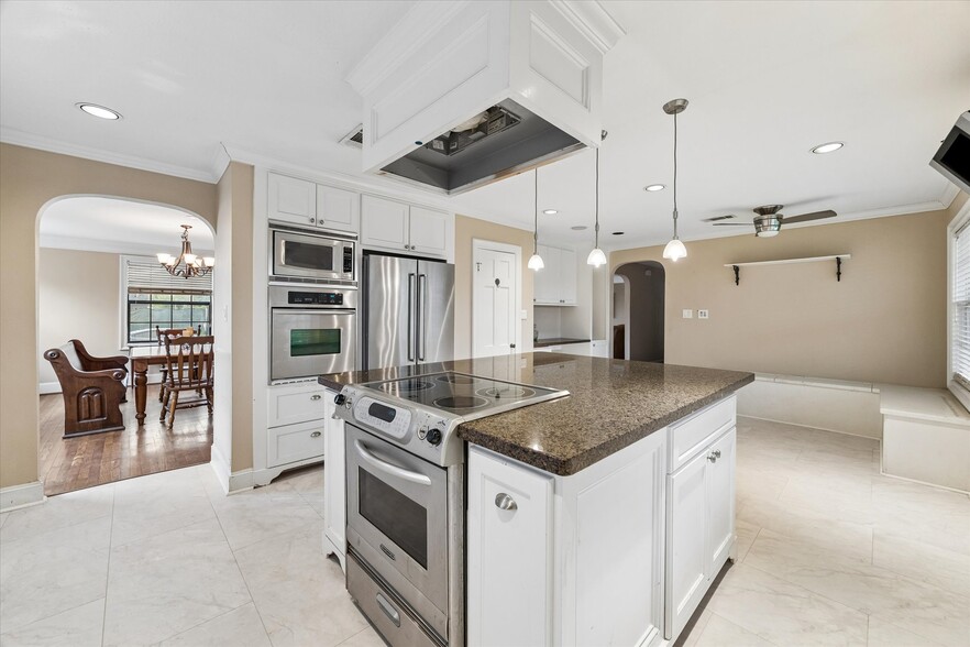 More Photos Of 1330 Des Jardines St, Houston Office Residential For Sale