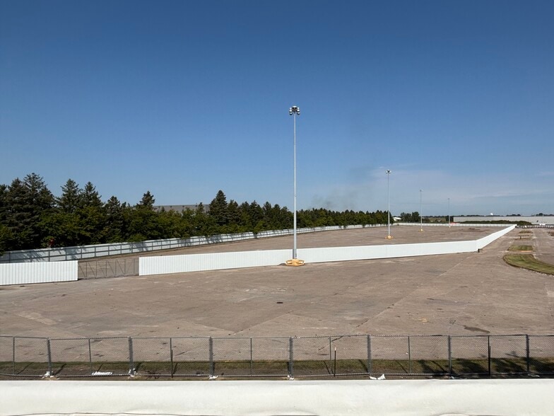 More Photos Of 200 E 90th St, Davenport Land For Lease