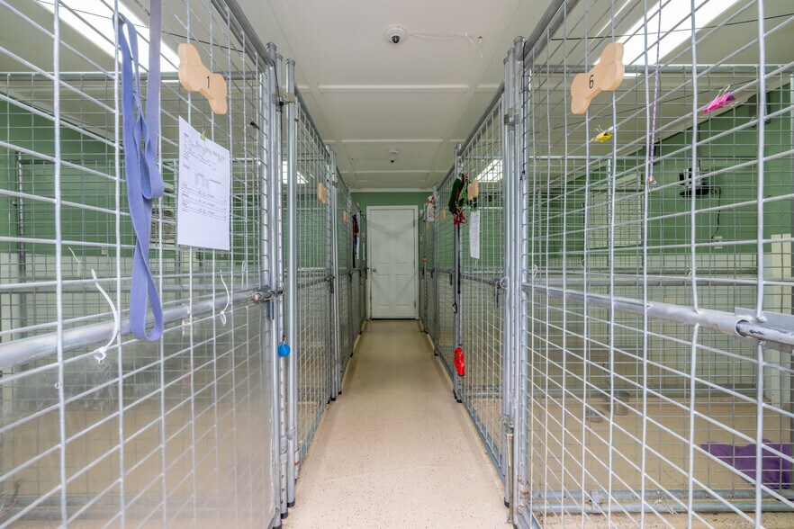 More Photos Of 7050 Starr Rd, Windsor Veterinarian Kennel For Sale