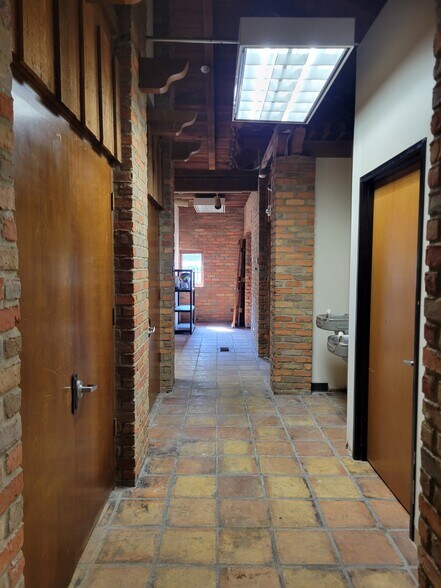 More Photos Of 2323 N Walton Walker Blvd, Dallas Office For Sale