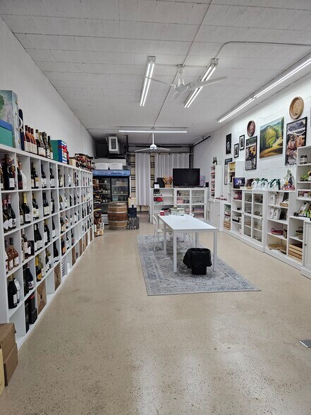 More Photos Of 2420-2426 N Dixie Hwy, Wilton Manors Light Distribution For Lease