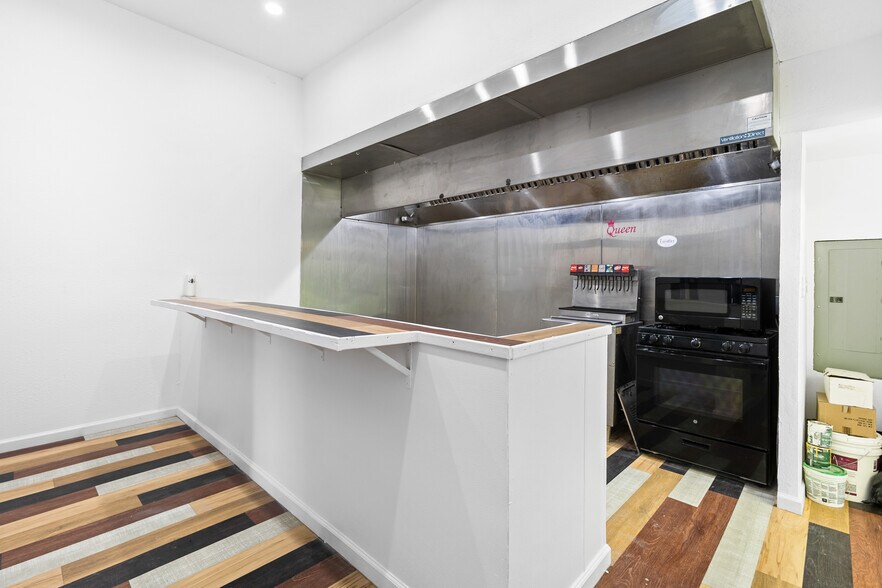 More Photos Of 327 S Robb St, Trinity Specialty For Sale