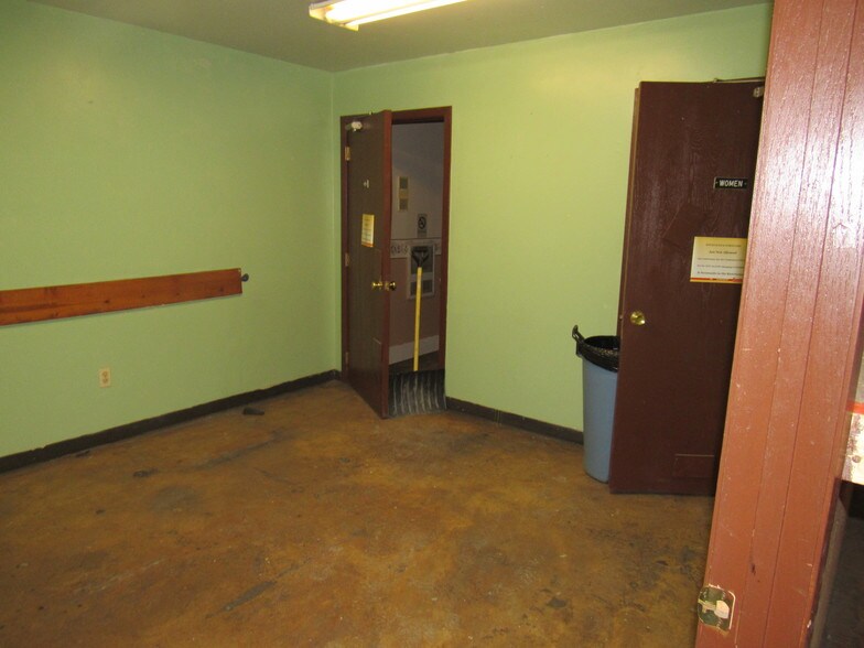 More Photos Of 275 Laing St, Redgranite Supermarket For Lease