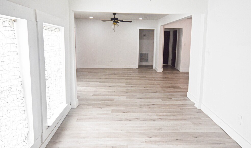 More Photos Of 400 Oak St, Bryan Office Residential For Lease