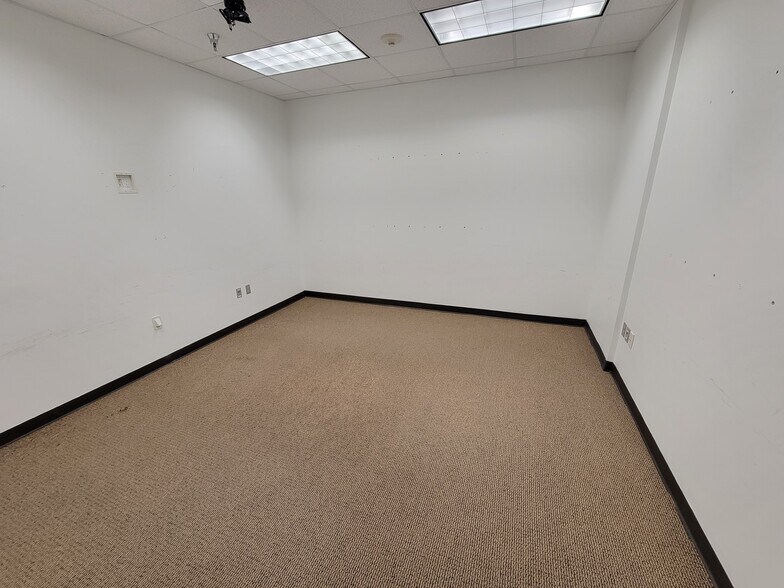 More Photos Of 2101-2120 W 41st St, Sioux Falls General Retail For Lease