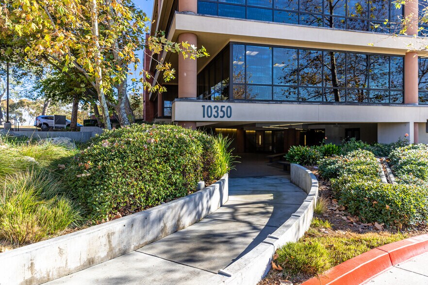 More Photos Of 3333 N Torrey Pines Ct, La Jolla Unknown For Lease