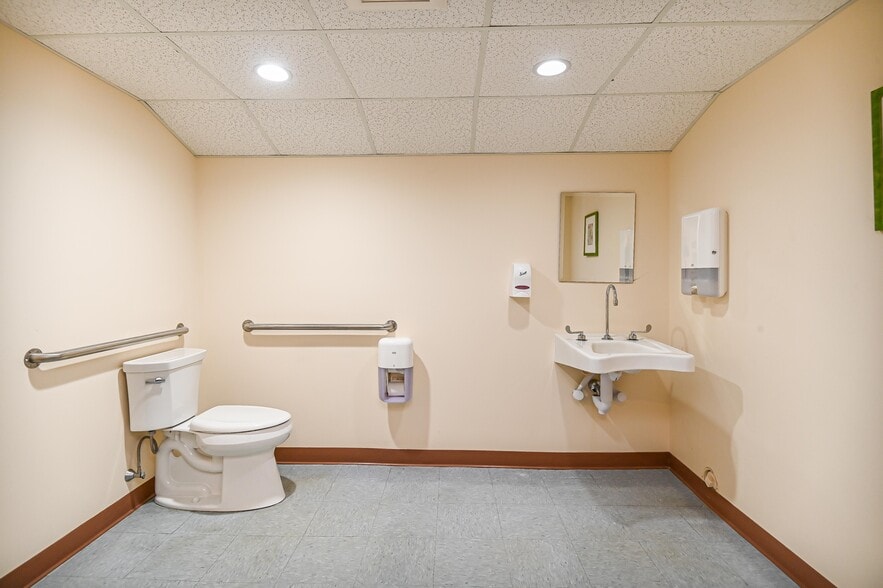 More Photos Of 127 Long Sands Rd, York Storefront For Lease
