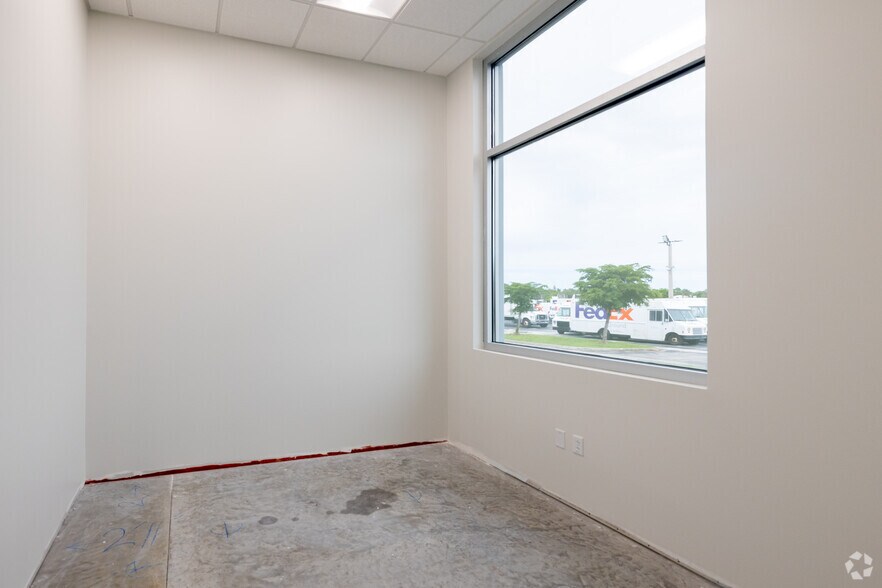 More Photos Of 14520 Global Pky, Fort Myers Warehouse For Lease