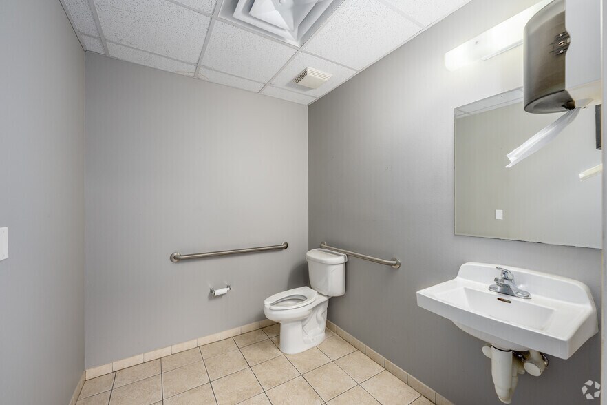 More Photos Of 122 S Segrave St, Daytona Beach Office For Sale