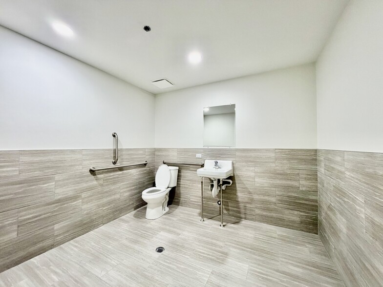 More Photos Of 18133 Lincoln Meadows Pky, Parker Self Storage For Sale