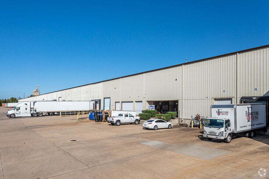 More Photos Of 1100 71 Plaza Ct, Springdale Warehouse For Lease