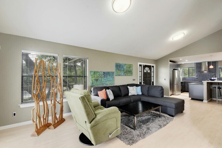 More Photos Of 21201 Kathy Ln, Spicewood Loft Creative Space For Sale