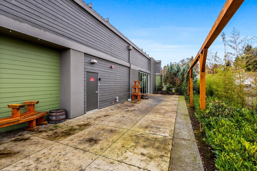 More Photos Of 555 9th St NW, Salem Bar For Lease