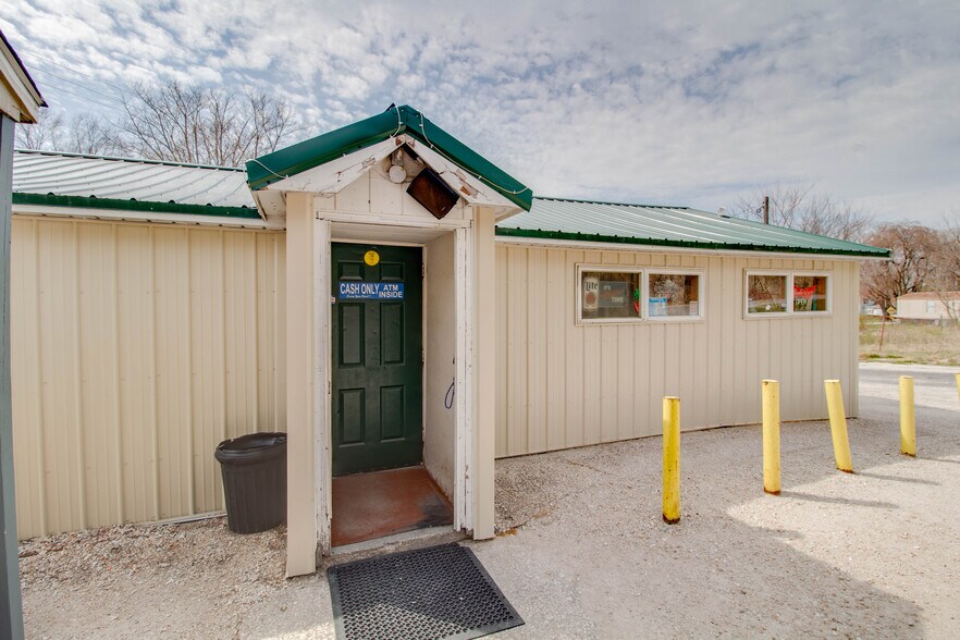 More Photos Of 20861 IL-100, Fieldon Specialty For Sale