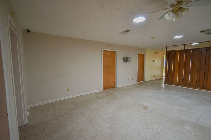 More Photos Of 182 Roberts St W, Salley Medical For Sale