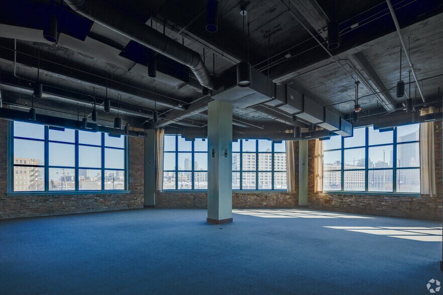 More Photos Of 900 N Branch St, Chicago Office For Lease