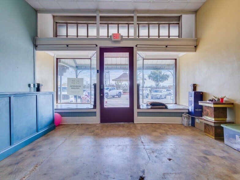 More Photos Of 106 W Main St, Pilot Point Storefront For Lease