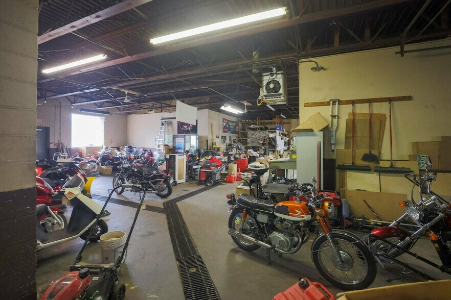 More Photos Of 4215 E Lake St, Minneapolis Freestanding For Sale