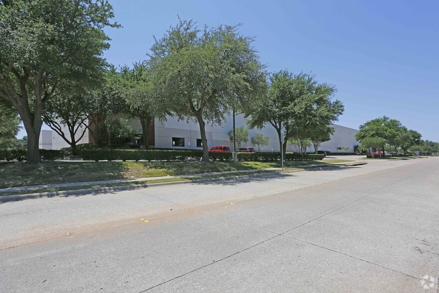 More Photos Of 1700 Summit Ave, Plano Warehouse For Lease