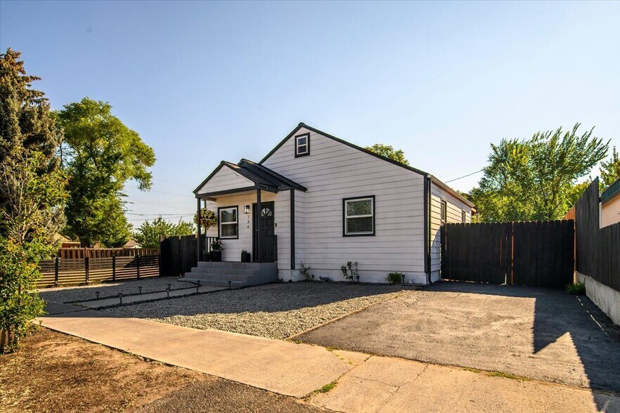 More Photos Of 736 SW 10th St, Redmond Office For Sale