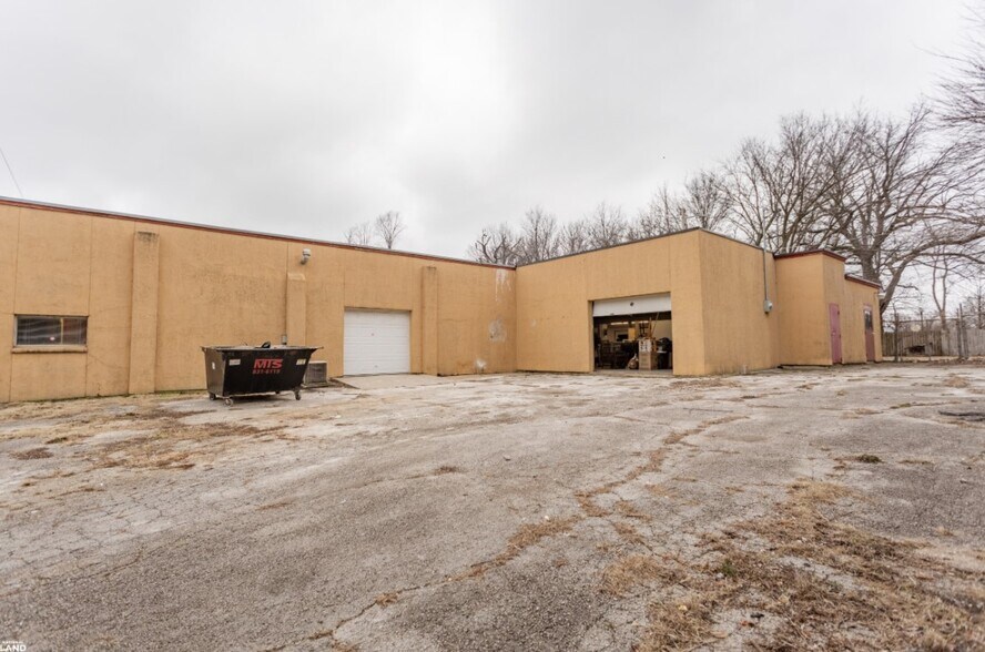 More Photos Of 219 & 303 W Chase st, Springfield Light Distribution For Lease