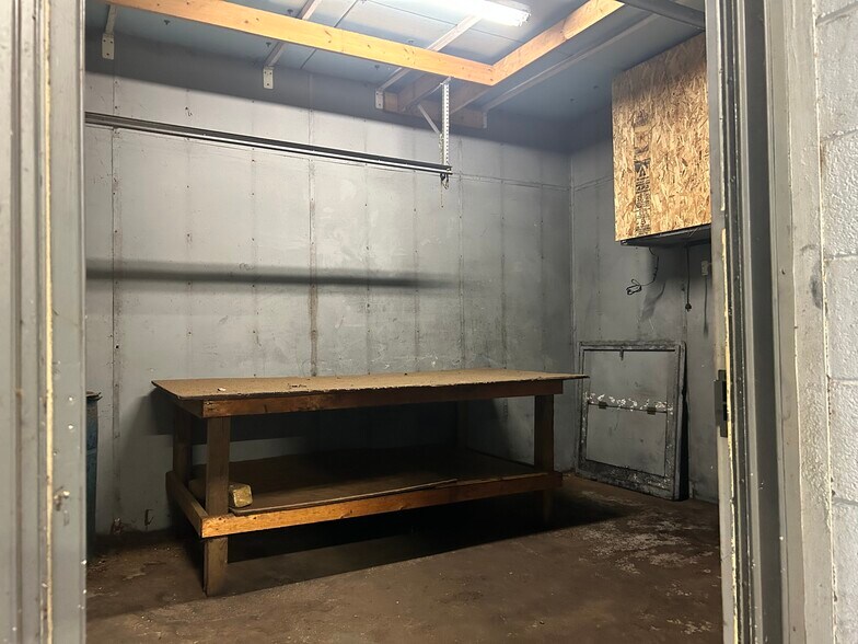 More Photos Of 7878 Gull Rd, Richland Warehouse For Lease