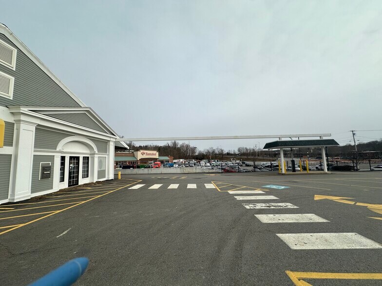 More Photos Of 35 Bridge St, Gardiner Fast Food For Lease