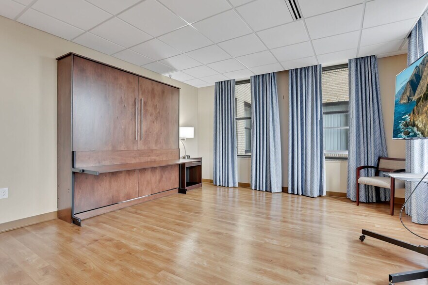 More Photos Of 301 Broadway, Lorain Hotel For Lease