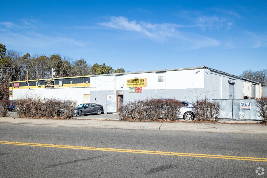 More Photos Of 1351-1357 Straight Path Rd, Wyandanch Warehouse For Lease