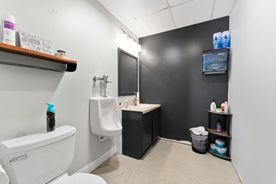 More Photos Of 823 Chadwick St, Indianapolis Storefront Retail Office For Lease