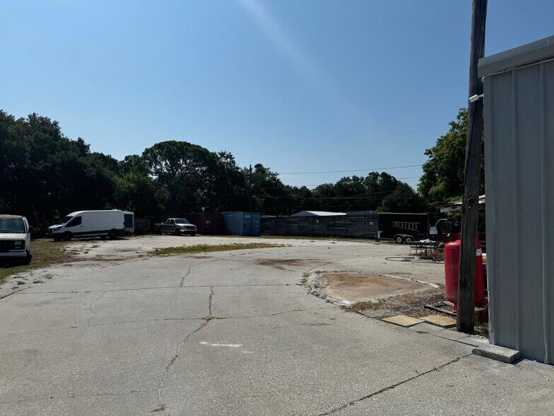 More Photos Of 500 Seminole Blvd, Largo Warehouse For Lease