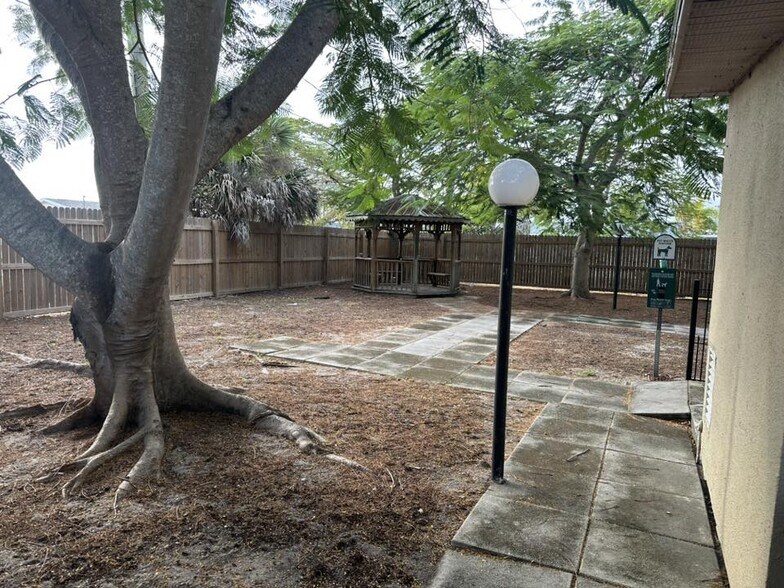 More Photos Of 2595 Tamiami Trl, Port Charlotte Apartments For Lease