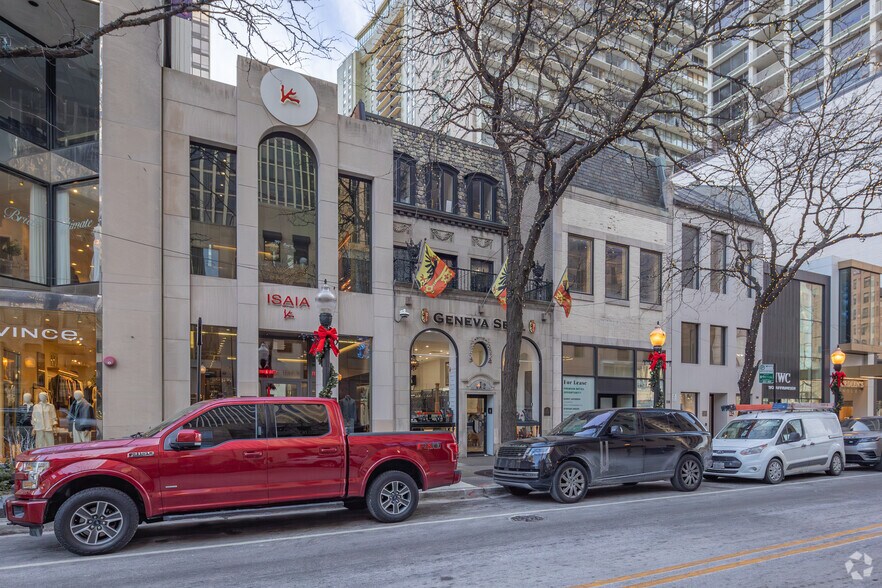 More Photos Of 112 E Oak St, Chicago Storefront For Lease