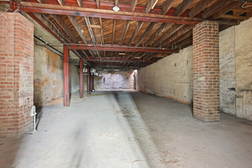More Photos Of 833 N Market St, Wilmington Storefront Retail Residential For Sale