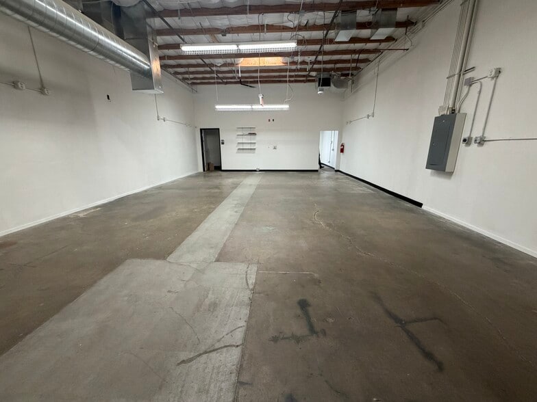 More Photos Of 21421 N 11th Ave, Phoenix Distribution For Sale