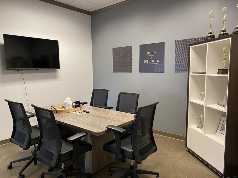 More Photos Of 4929 E 96th St, Indianapolis Office For Sale