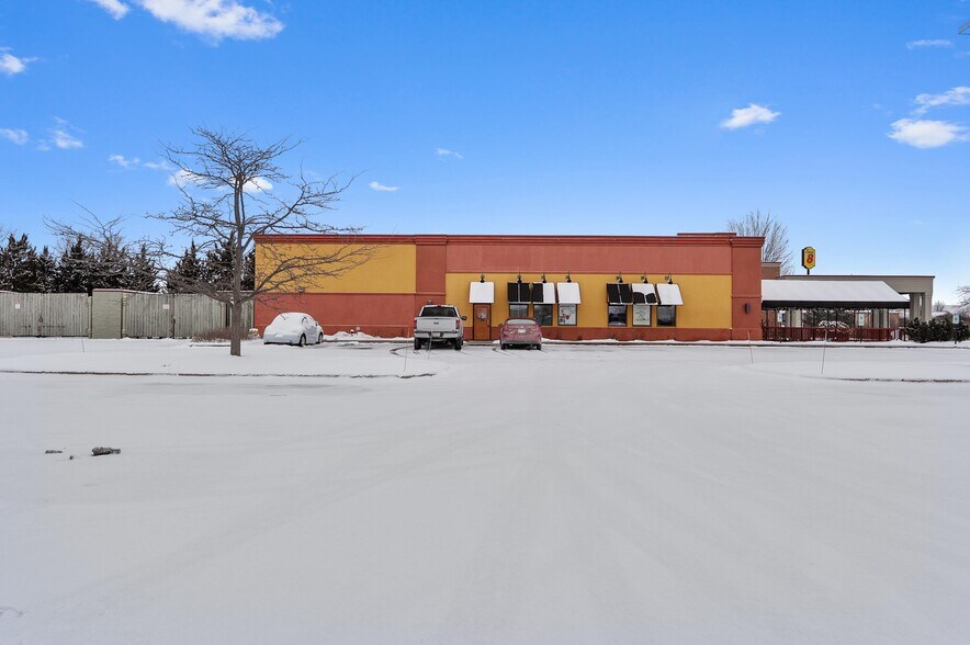 More Photos Of 850 Kepler Dr, Green Bay Restaurant For Sale